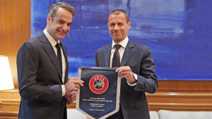 Ο Κ. Μητσοτάκης υπέγραψε <br> το ποδοσφαιρικό μνημόνιο <br> με την UEFA