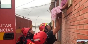 Οι διασώστες σώζουν από <br> τα νερά μωρό <br> στην Ισπανία (βίντεο)