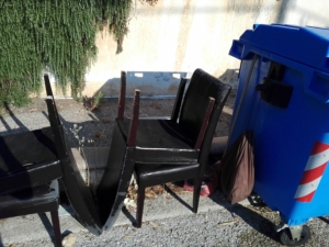 Ραφήνα Και σετ <br> από καρέκλες σε <br> κάδο ανακύκλωσης