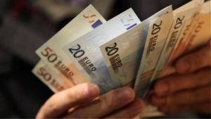 13 ευρώ αύξηση <br> τον μήνα στον <br> κατώτατο μισθό