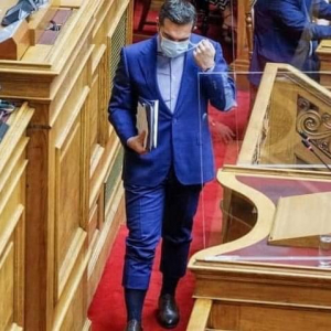 Ο Αλέξης Τσίπρας με <br> παντελόνι... του ψαρά <br> στη βουλή! (εικόνα)