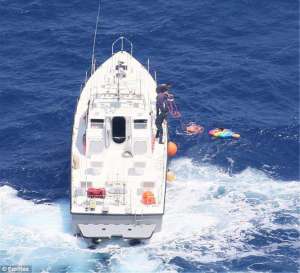 Συγκλονιστικές εικόνες <br> από τη διάσωση <br> 55χρονης στη θάλασσα
