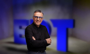Δελτίων ειδήσεων ΕΡΤ <br> Μπλε γυαλιά και φόντο <br> ο Γιώργος Κουβαράς