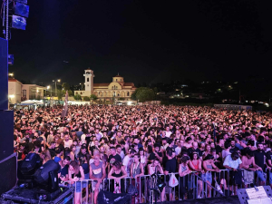 Ραφήνα 4.000 άτομα <br> στη συναυλία του <br> Θ. Παπακωνσταντίνου