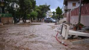 Γέμισαν νερά 90 <br> σπίτια στη Μάνδρα <br> σε απόγνωση οι κάτοικοι