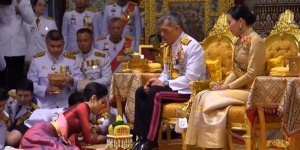 Ο Ταιλανδός βασιλιάς  παρουσίασε την ερωμένη  ενώπιον της συζύγου!