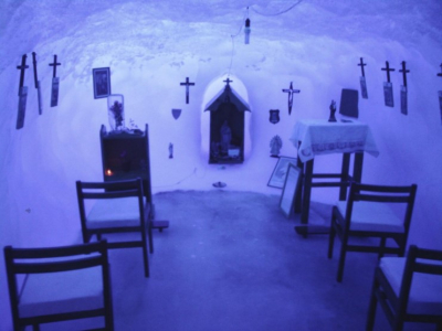 Η μοναδική εκκλησία του <br> πλανήτη μέσα σε <br> σπηλιά πάγων (εικόνες)