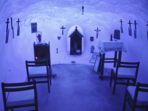 Η μοναδική εκκλησία του  πλανήτη μέσα σε  σπηλιά πάγων (εικόνες)