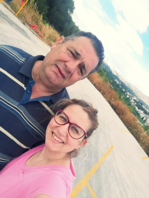 Ραφήνα Κυριακάτικο  περπάτημα του Κώστα  Μώρου με την κόρη του