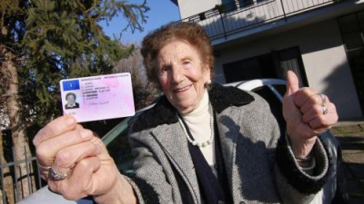 Ιταλίδα 100 ετών <br> ανανέωσε το δίπλωμα <br> οδήγησης ΙΧ!