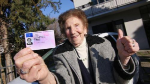 Ιταλίδα 100 ετών  ανανέωσε το δίπλωμα  οδήγησης ΙΧ!