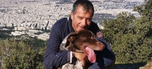 Ο Σταύρος Θεοδωράκης <br> με τον σκύλο του <br> Σήφη (εικόνα)