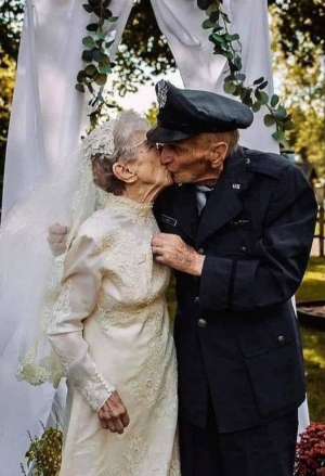 Παντρεμένοι 77 χρόνια <br> Ανανέωσαν τους όρκους <br> ξανά στο γηροκομείο!