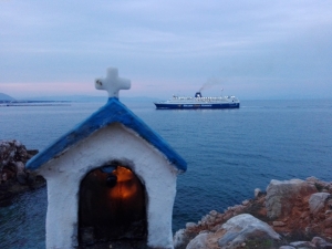 Το εκκλησάκι  υποδέχεται το πλοίο  στη Ραφήνα (εικόνα)