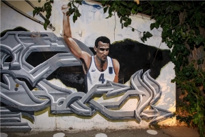 Νέο γκράφιτι του Νίκου <br> Γκάλη με τη φανέλα <br> της Εθνικής ομάδας