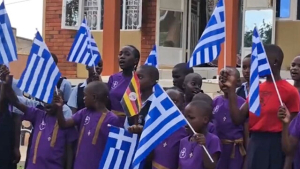 Μαθητές στην Ουγκάντα <br> ψάλουν τον Ελληνικό <br> Εθνικό Ύμνο