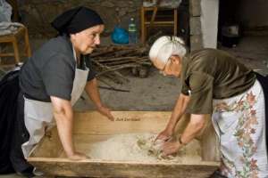 Οι γιαγιάδες <br> ζυμώνουν στο <br> χωριό (εικόνα)