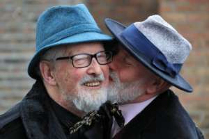 Παντρεύτηκαν δυο <br> ετεροφυλόφιλοι στην <br> Ιρλανδία για να...
