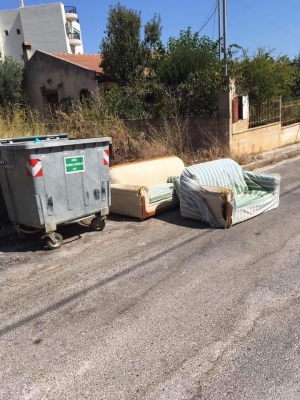 Ασύλληπτο! Δύο  καναπέδες σε δρόμο  της Ραφήνας (εικόνα)