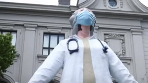 Η Λετονία τίμησε με <br> άγαλμα τους γιατρούς <br> της μάχης με τον ιό