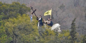 Ιερείς λειτούργησαν <br> στην κορυφή του <br> βουνού (pic)