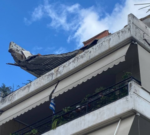 Έπεσε μπαλκόνι του <br> 5ου ορόφου στον 4ο <br> στο Χαλάνδρι