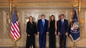 Τραμπ, Μελάνια, Κυριάκος  και Μαρέβα Μητσοτάκη  σε φωτογραφία