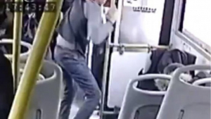 Σκότωσε συνεπιβάτη στο <br> λεωφορείο επειδή του <br> ζήτησε να φορέσει μάσκα