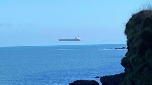 Πλοίο που...αιωρείται  στη θάλασσα ''έπιασε''  ο φωτογραφικός φακός
