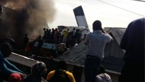19 νεκροί Αεροπλάνο <br> συνετρίβη μέσα <br> σε συνοικία