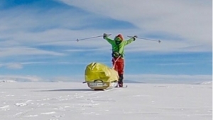 Διέσχισε την <br> Ανταρκτική μόνο <br> με πέδιλα του σκι