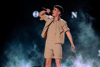 Αποκλείστηκε από τη <br> Eurovision ο 16χρονος <br> που έντυσαν... σαφάρι
