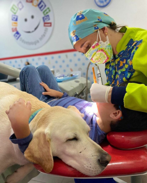 Το σκυλί &#039;&#039;οδοντίατρος&#039;&#039; <br> Μια αγκαλιά αγάπης <br> για τα παιδιά! (εικόνες)