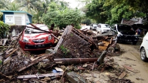 Εκατοντάδες νεκροί <br> από τσουνάμι <br> στην Ινδονησία