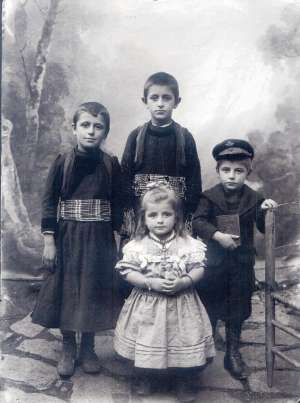 Σπάνια ρετρό <br> φωτογραφία με <br> παιδάκια το 1940