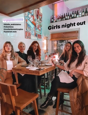 Η Χριστίνα Μπόμπα <br> και οι φίλες της <br> σε βραδινή έξοδο