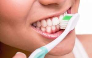 Να ξέρατε πόσους <br> κινδύνους κρύβει <br> η οδοντόβουρτσα...