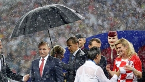 Ο Πούτιν άφησε την <br> πρόεδρο της Κροατίας <br> να γίνει μούσκεμα