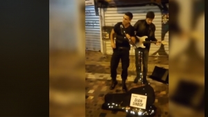 Αστυνομικός τραγουδά <br> μαζί με πλανόδιο <br> στο Μοναστηράκι (βίντεο)