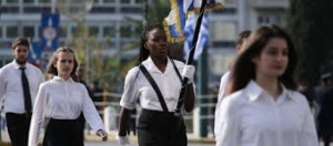 Ανατριχιάζει η <br> 17χρονη σημαιοφόρος <br> Μέρσι Ουζόρ