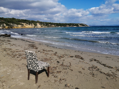 Η &#039;&#039;μαγική&#039;&#039; καρέκλα <br> σε παραλία της <br> αν. Αττικής (εικόνες)