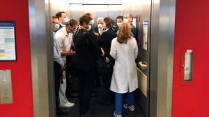 Σε ασανσέρ με άλλα <br> 12 άτομα μπήκε <br> υπουργός υγείας (pic)