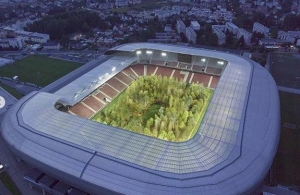 Οικολογικό μήνυμα ποδοσφαίρου <br> Φυτεύουν 300 δέντρα <br> μέσα σε γήπεδο (εικόνα)
