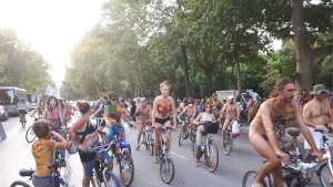 Ποδηλατοδρομία <br> γυμνών στη <br> Θεσσαλονίκη (βίντεο)