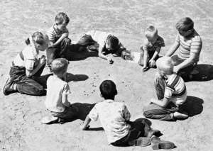 Πιτσιρικάδες παίζουν <br> βόλους στο χώμα <br> Εικόνα νοσταλγίας