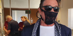 Συνελήφθη μεγιστάνας <br> Φορούσε αντί για <br> μάσκα στρινγκ! (εικόνα)