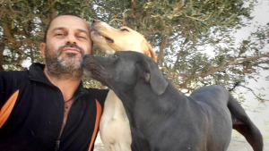 Θεόκλητος Προεστάκης <br> Ο &#039;Ανθρωπος που φροντίζει <br> 250 σκυλιά (εικόνες)