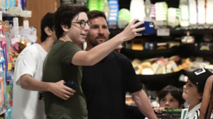 ''Ουρά'' για μια selfie  σε σούπερ μάρκετ που  ψώνισε ο Μέσι