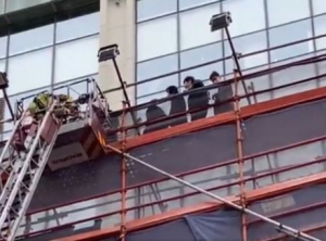 300 άτομα παγιδευμένα <br> σε φλεγόμενο κτίριο <br> στο Χονγκ Κονγκ
