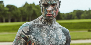 Απολύθηκε ο <br> νηπιαγωγός με το <br> κορμί γεμάτο τατουάζ